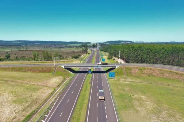 foto colorida da Rodovia Engenheiro Paulo Nilo Romano (SP 225), trecho entre Itirapina e Jaú, operada pela Eixo SP - Metrópoles