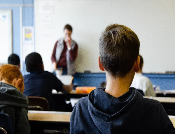 Professor amarra criança em cadeira durante aula no Espírito Santo