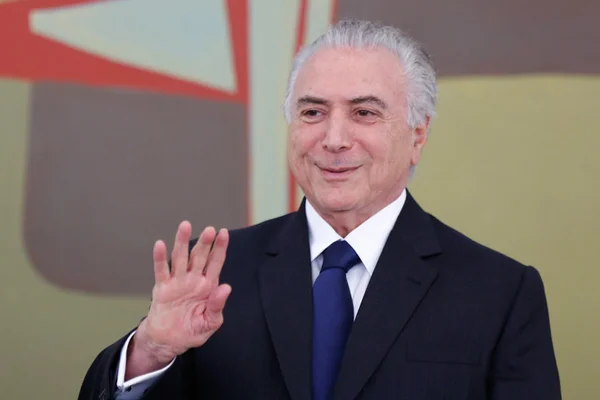 Temer “prova” que está vivo e volta a receber aposentadoria