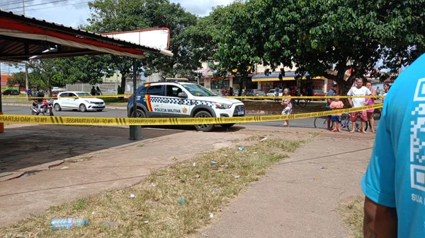 Homem morre após ser baleado e cai no estacionamento de lava-jato