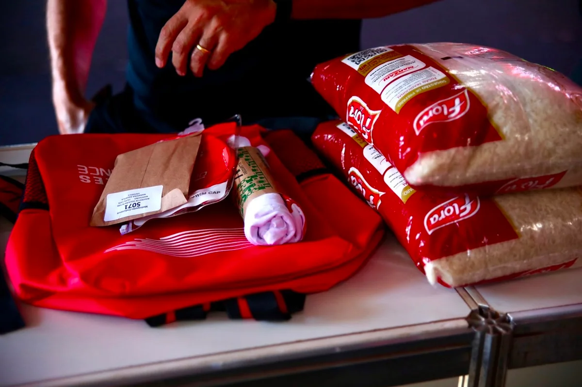 A retirada de kits exige a entrega de 2kg de alimentos não perecível A retirada de kits exige a entrega de 2kg de alimentos não perecível