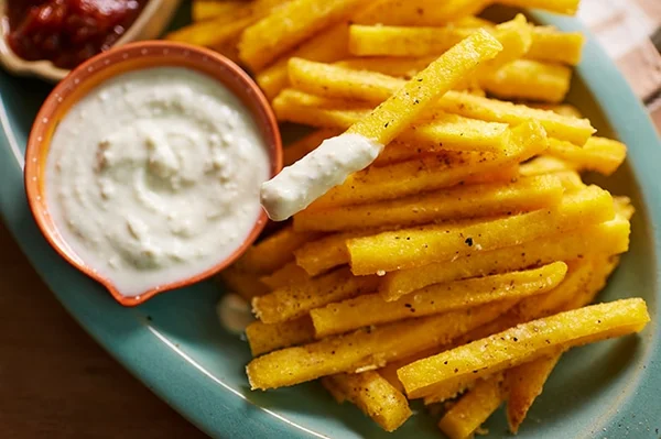 Fácil e rápido: aprenda a fazer um palito de polenta assado