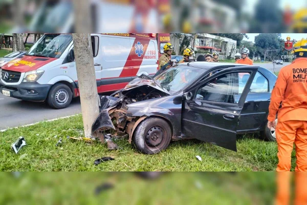 Foto colorida de carro batido em poste na via - Metrópoles