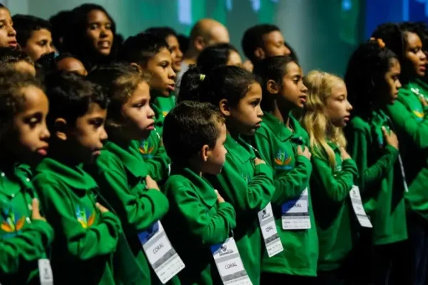 Governador Tarcísio de Freitas alterou lei de 1990, retomando a obrigatoriedade do Hino Nacional semanalmente em escolas públicas e privadas - Metrópoles