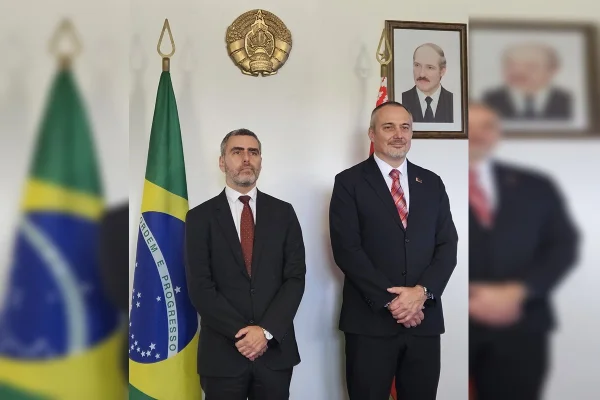Imagem colorida mostra embaixador Flavio Goldman e embaixador da Belarus - Metrópoles