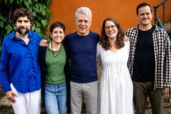 Imagem colorida de Chico Buarque com Escafandristas - Metrópoles