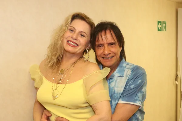 Em navio, Vera Fischer se solta com Roberto Carlos: “Passa a mão”