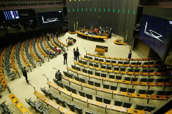 Câmara aprova MP que inclui DF em benefício para montadoras de carros