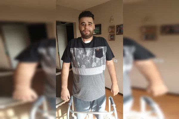 Professor se emociona depois de beber água 3 semanas após intubação