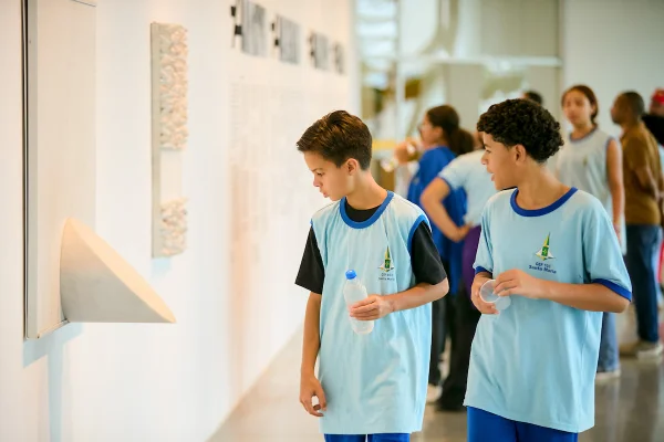 Sergio Camargo no DF: mostra recebe alunos de escola de Santa Maria