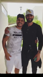 O cantor tirou fotos com fãs O cantor tirou fotos com fãs