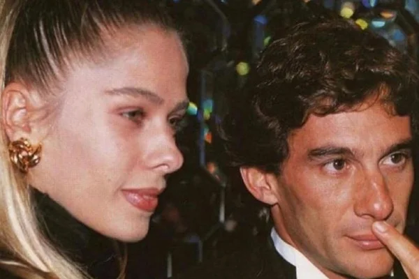 Adriane Galisteu e Ayrton Senna juntos em roupa de gala - Metrópoles