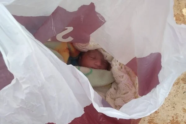 Recém-nascida é encontrada dentro de saco plástico