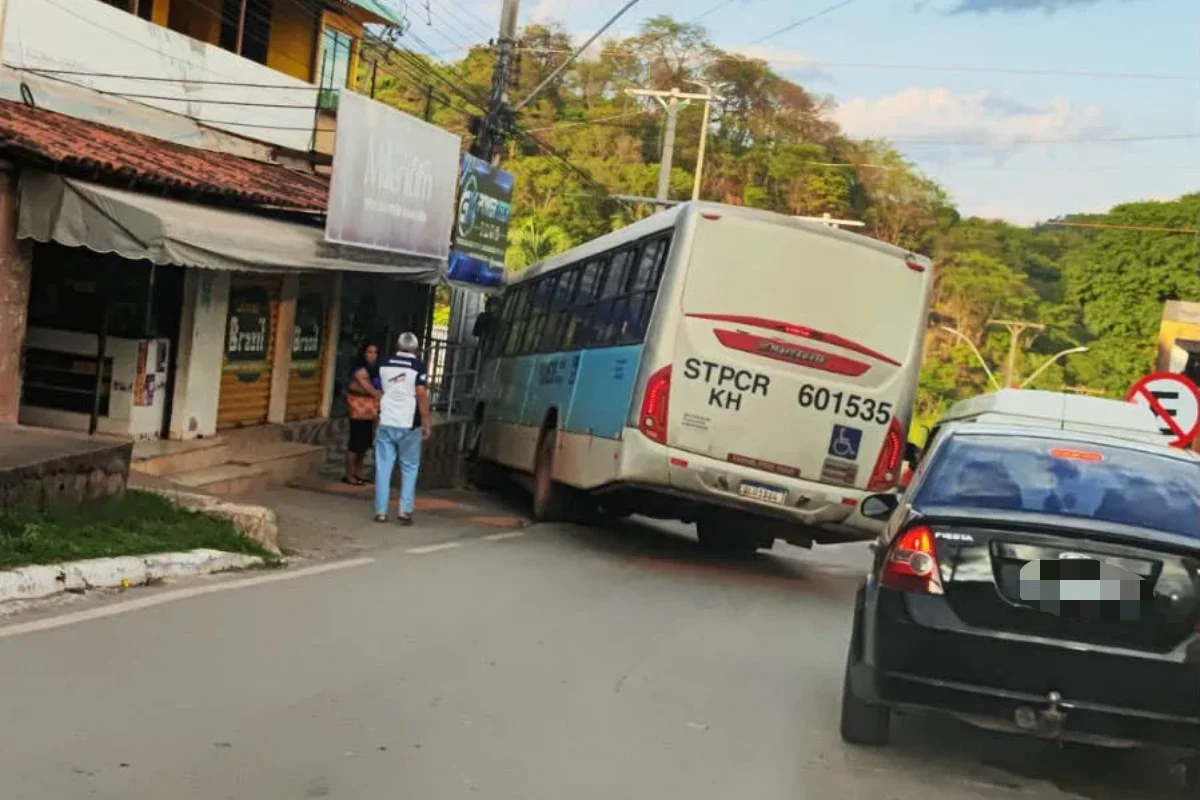 Sem freio, motorista perde controle de ônibus e invade prédio no DF - imagem 1 Sem freio, motorista perde controle de ônibus e invade prédio no DF - imagem 1