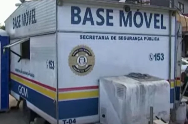 Um móvel com o escrito Base Móvel da GCM parado.