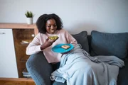 Comer muito tarde da noite gera alterações hormonais Comer muito tarde da noite gera alterações hormonais
