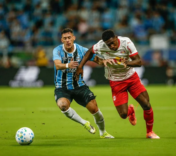 Disputa de bola na Arena do Grêmio. Se enfrentaram Grêmio x Red Bull Bragantino