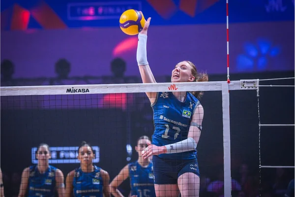 De virada, Brasil vence o Japão e vai à semifinal da VNL feminina