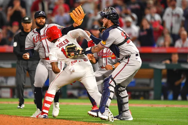 Partida de beisebol nos EUA termina em pancadaria entre jogadores
