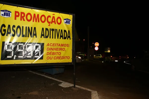 Gasolina chega a R$ 9,99 no DF por conta do risco de desabastecimento