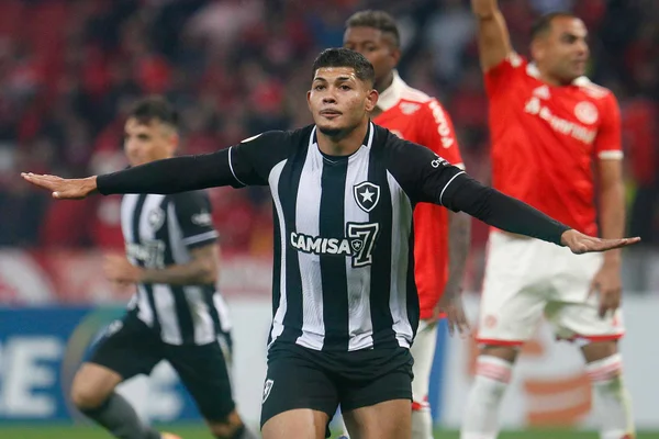 Com um a menos, Botafogo vence Inter de virada em noite de pancadaria
