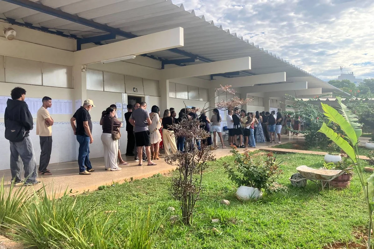 A meia hora do horário marcado para o fim da votação, locais ainda registram filas A meia hora do horário marcado para o fim da votação, locais ainda registram filas