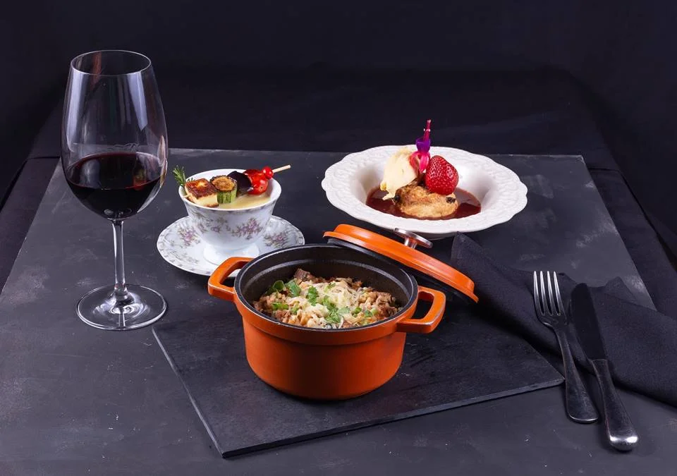 Nossa Cozinha Bistrô – 402 Norte: no almoço e jantar, xícara de sopa de milho-verde fresco, kebab de vegetais, queijo coalho e melaço (entrada); arroz de carreteiro de cordeiro da fazendo Ercoara (principal); e scone de Cranberry, servido com sorvete de creme, morango fresco e sopa morna de morango (sobremesa) Nossa Cozinha Bistrô – 402 Norte: no almoço e jantar, xícara de sopa de milho-verde fresco, kebab de vegetais, queijo coalho e melaço (entrada); arroz de carreteiro de cordeiro da fazendo Ercoara (principal); e scone de Cranberry, servido com sorvete de creme, morango fresco e sopa morna de morango (sobremesa)