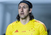 O goleiro completará um ano com a Raposa em julho