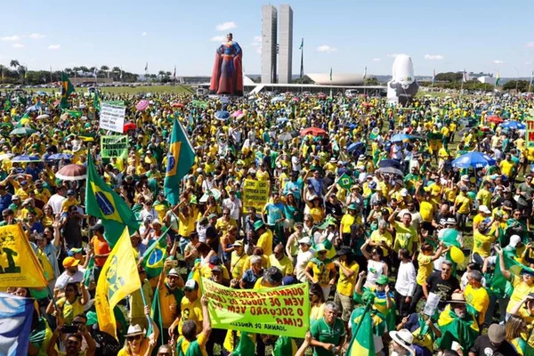 Atos pró-reformas de Bolsonaro em 27 UFs miram Maia e Centrão