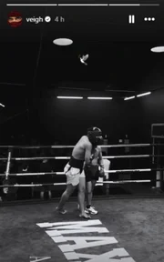Veigh, outro nome do rap nacional, postou um vídeo treinando boxe com o garoto