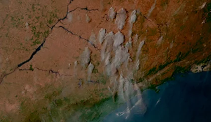 Imagem de satélite mostra fumaça do incêndio no Parque do Juquery chegando ao litoral