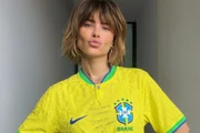 Carolina Dieckmmann posa com a blusa da Seleção Brasileira