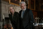 Allison Janney e Bradley Whitford na série A Diplomata, da Netflix