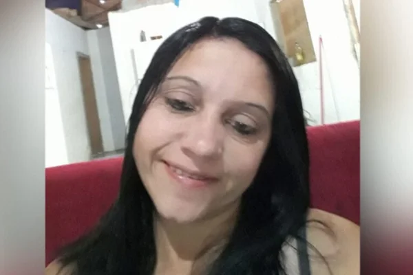 Imagem colorida de mulher com cabelos escuros sorrindo