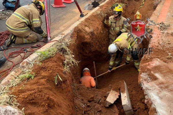 Operário é soterrado até a cintura após parede de buraco ceder no DF