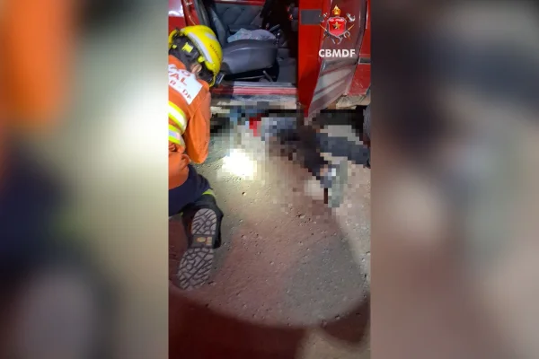 motociclista vai parar embaixo de carro durante colisão