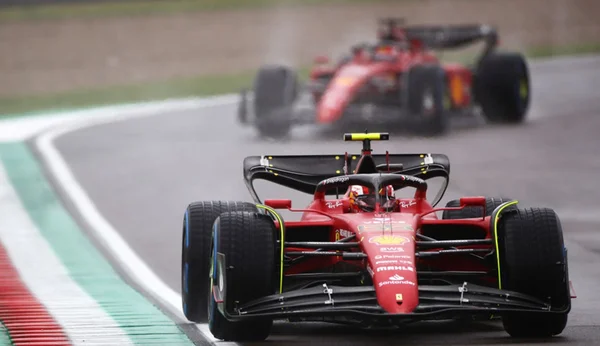 Charles Leclerc lidera treino livre