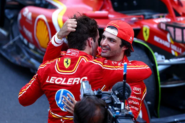 Imagem colorida de Leclerc e Sainz em abraço - Metrópoles