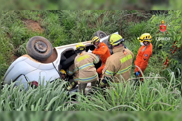 Motorista fica preso às ferragens após acidente com carreta na DF-290