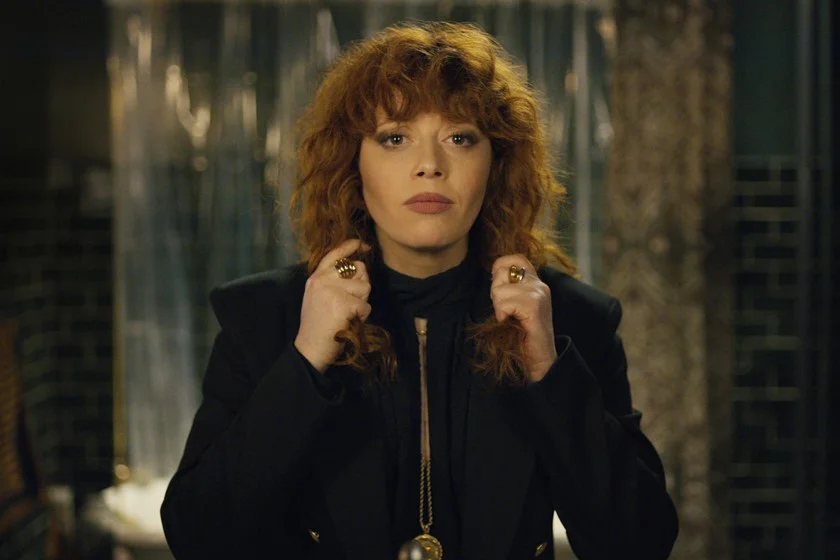 <b>Boneca Russa:</b> estrelada por Natasha Lyonne, uma mulher se vê presa em um ciclo misterioso onde morre todos os dias e é forçada a reviver eternamente a mesma festa em sua homenagem. Assista ao <a href="https://www.youtube.com/watch?v=vh8ZfQr-cNw" target="_blank">trailer</a> <b>Boneca Russa:</b> estrelada por Natasha Lyonne, uma mulher se vê presa em um ciclo misterioso onde morre todos os dias e é forçada a reviver eternamente a mesma festa em sua homenagem. Assista ao <a href="https://www.youtube.com/watch?v=vh8ZfQr-cNw" target="_blank">trailer</a>