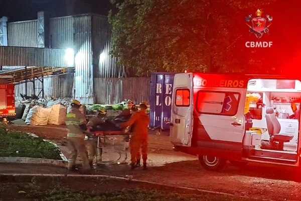 Homem sofre fratura ao ficar com perna presa em esteira no DF