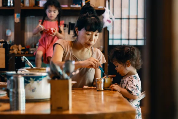 No Japão, “cafeterias do choro” viram refúgio da madrugada para mães