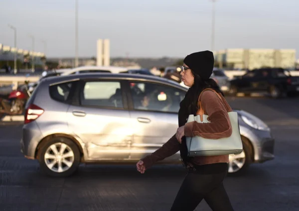 Pessoas se protegem do frio que chegou em brasília