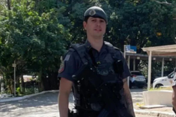 Policial militar fardado, usando boina, ao ar livre - Metrópoles