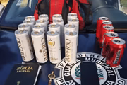 Dezesseis latas de cerveja, 5 latas de refrigerante, uma bíblia, uma mochila e um pingente apreendidos