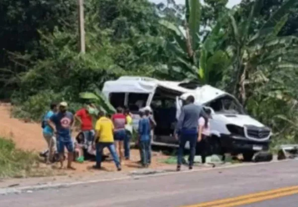 Na foto, pessoas ao redor da van que capotou