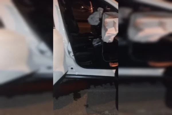Foto colorida de carro em batida
