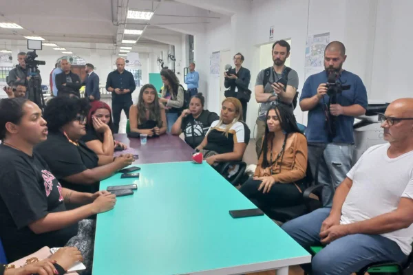 Imagens coloridas mostram pessoas em volta de uma mesa para reunião de comunidade e governo