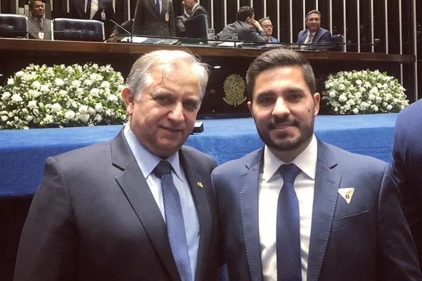 Inexperiente, filho do senador Izalci vira diretor em ministério