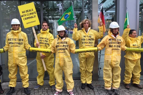 Salles é recebido com protestos em Berlim: “Não destruam a Amazônia”